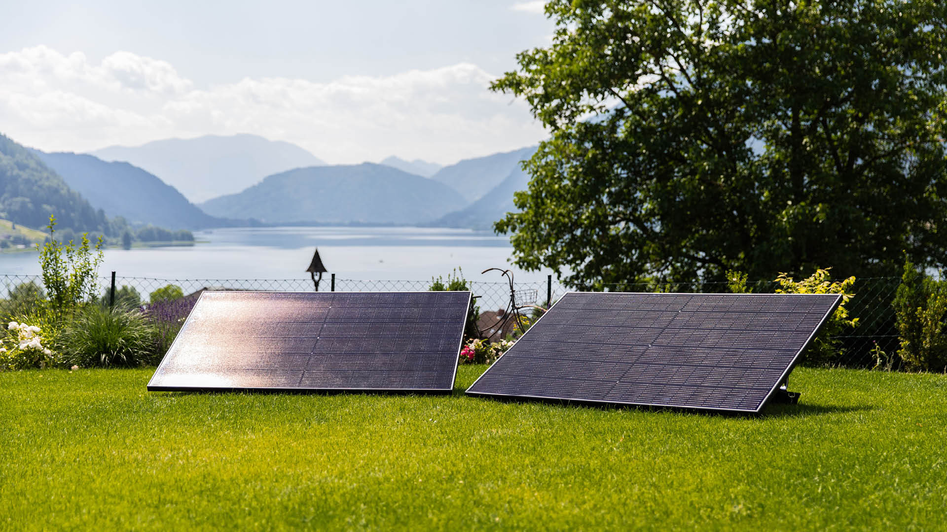 Balkonkraftwerk mit zwei Solarmodulen auf einer Rasenfläche montiert