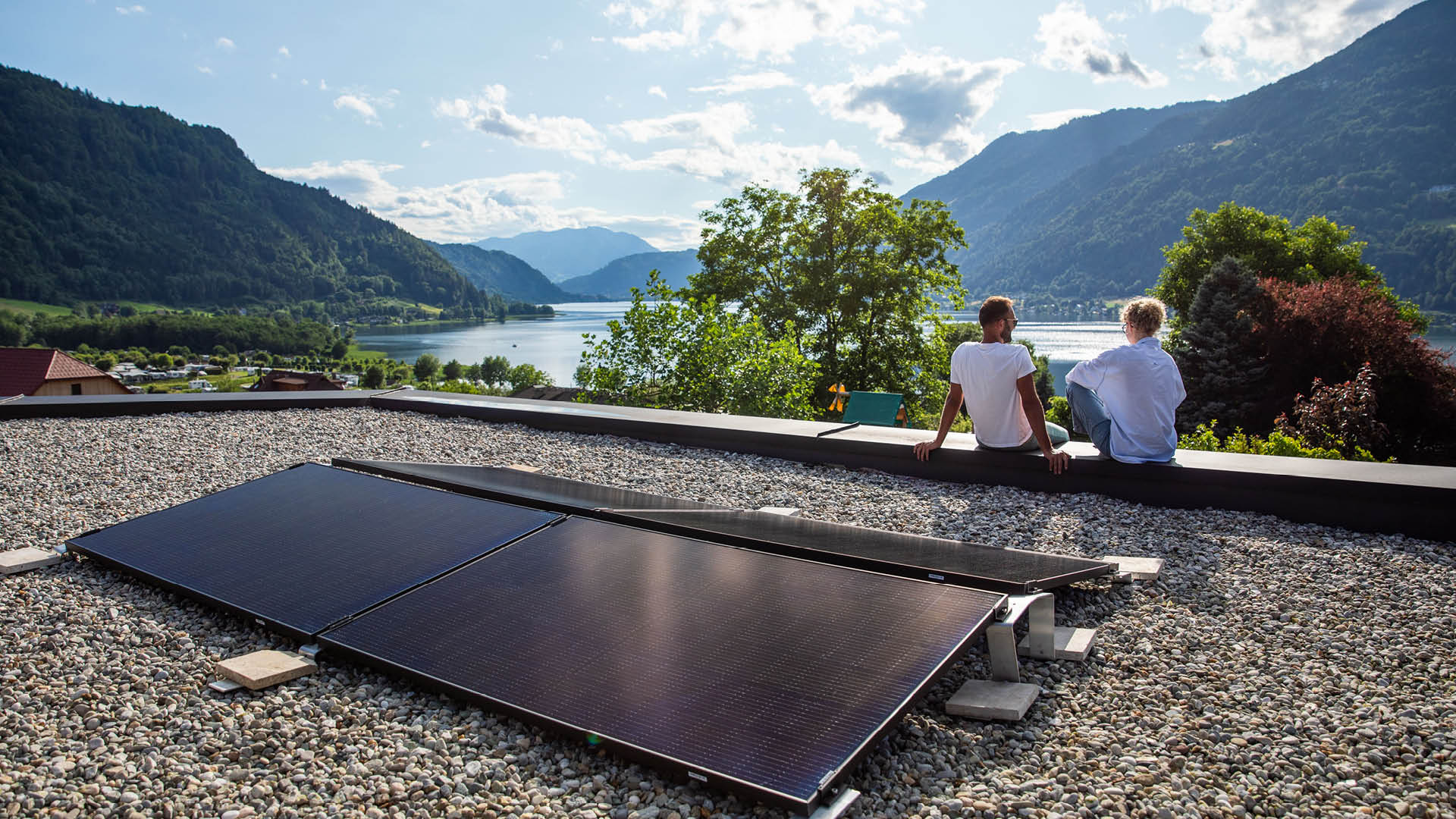 Balkonkraftwerk auf Flachdach mit Ausblick auf Berge und See